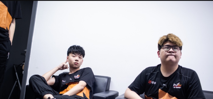 包含南城山猫队火力全开北城雄鲨队，篮球半决赛上演耐力碾压对手！边路成突破口的词条