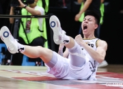  篮球公开赛掀起高潮，滇池白虎队绝杀燕赵天狼队，老将里程碑之夜——高压逼抢成功